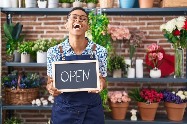 Afro Amerikaanse Vrouw Werkt Bij Bloemist Houden Open Teken Lachen — Stockfoto