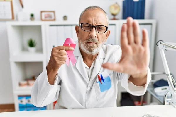 Hombre Médico Maduro Sosteniendo Cinta Cáncer Rosa Clínica Con Mano — Foto de Stock