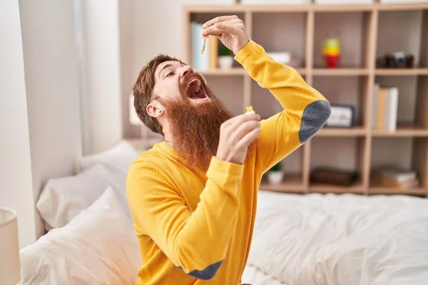 Joven Pelirrojo Tomando Medicamentos Sentado Cama Dormitorio — Foto de Stock