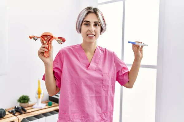Jonge Kaukasische Fysiotherapeut Met Anatomisch Model Van Eileider Zwangerschapstest Kliniek — Stockfoto