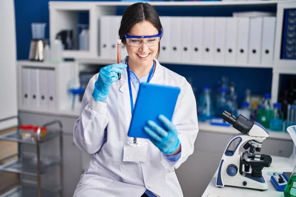 Young Woman Scientist Having Video Call Holding Blood Analysis Laboratory — Stock Photo, Image