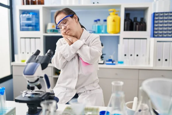 과학자 실험실에서 일하는 스페인 소녀는 웃으면서 손으로 포즈를 취한다 — 스톡 사진