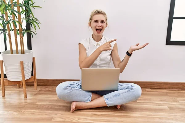 Genç Sarışın Kadın Bilgisayar Kullanıyor Oturma Odasında Yerde Oturuyor Hayrete — Stok fotoğraf