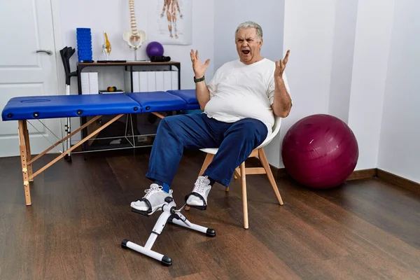 Homem Caucasiano Sênior Clínica Fisioterapia Usando Pedal Exercitador Louco Louco — Fotografia de Stock