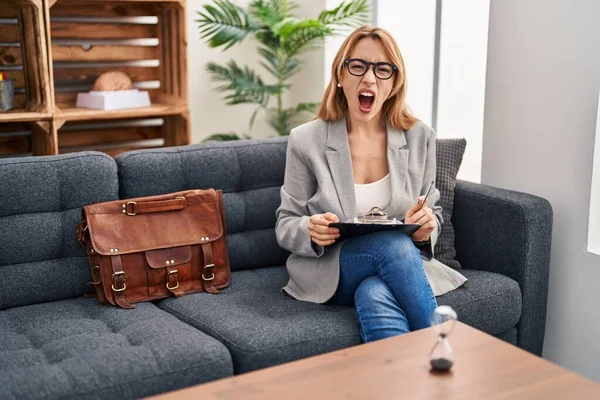 Mulher Hispânica Trabalhando Consultório Irritado Louco Gritando Frustrado Furioso Gritando — Fotografia de Stock
