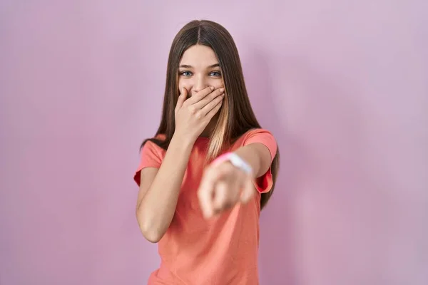 Chica Adolescente Pie Sobre Fondo Rosa Riéndose Señalando Con Dedo —  Fotos de Stock