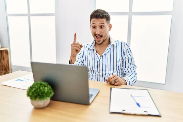 Jovem Homem Bonito Com Barba Trabalhando Escritório Usando Laptop Computador — Fotografia de Stock