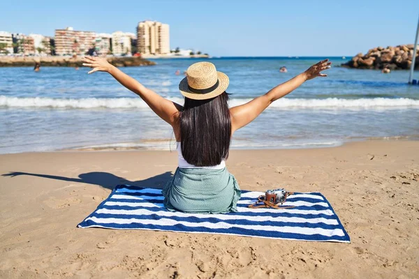 Mujer Hispana Joven Vista Trasera Sentada Arena Orilla Del Mar — Foto de Stock