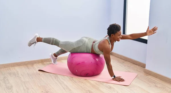 Mujer Afroamericana Sonriendo Confiado Entrenamiento Abs Ejercicio Centro Deportivo — Foto de Stock