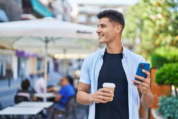Jovem Hispânico Homem Usando Smartphone Beber Café Rua — Fotografia de Stock