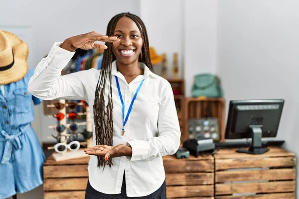 Schwarze Frau Mit Zöpfen Die Als Managerin Einer Einzelhandelsboutique Arbeitet — Stockfoto