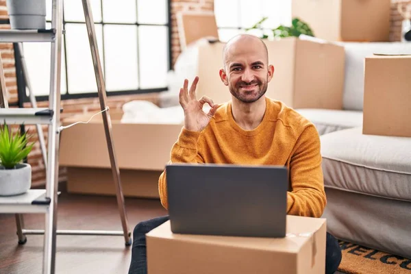 Jovem Careca Com Barba Movendo Para Uma Nova Casa Usando — Fotografia de Stock