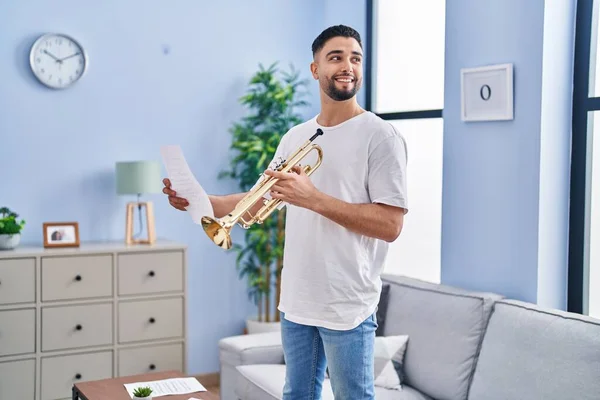 Ung Arabisk Man Musiker Som Håller Trumpet Och Notblad Hemma — Stockfoto