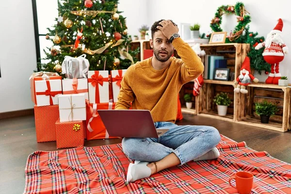 Jovem Árabe Usando Laptop Sentado Árvore Natal Surpreso Com Mão — Fotografia de Stock