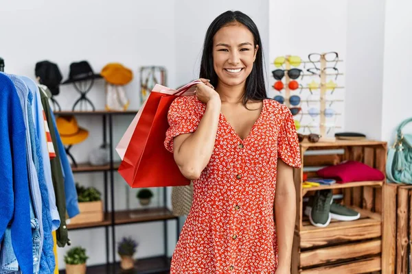 Ung Latinamerikansk Kvinna Ler Säker Hålla Shoppingväskor Kläder Butik — Stockfoto