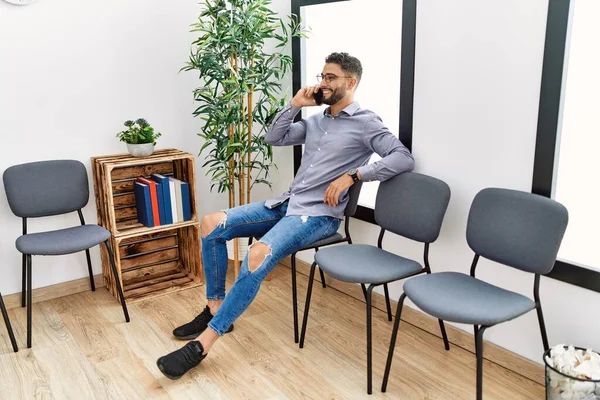 Ung Arabisk Man Talar Smartphone Sitter Stol Väntrummet — Stockfoto