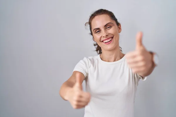 Mooie Brunette Vrouw Staan Geïsoleerde Achtergrond Goed Keuren Doen Positieve — Stockfoto