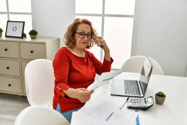 Mujer Caucásica Mediana Edad Hablando Teléfono Inteligente Que Trabaja Casa —  Fotos de Stock