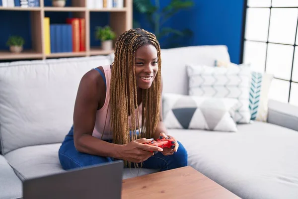 Afričanky Americká Žena Hraje Videohry Sedí Pohovce Doma — Stock fotografie