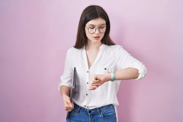Young Caucasian Woman Holding Laptop Checking Time Wrist Watch Relaxed — Stock Photo, Image