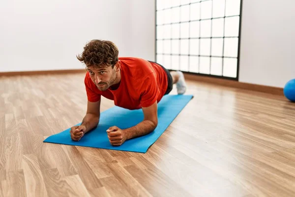 Jovem Hispânico Homem Treinamento Abs Exercício Centro Desportivo — Fotografia de Stock