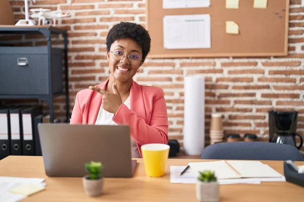 Молода Афроамериканська Жінка Яка Працює Офісі Окулярах Посміхається Веселі Вказівки — стокове фото