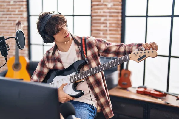 Junger Hispanischer Musiker Spielt Gitarre Musikstudio — Stockfoto