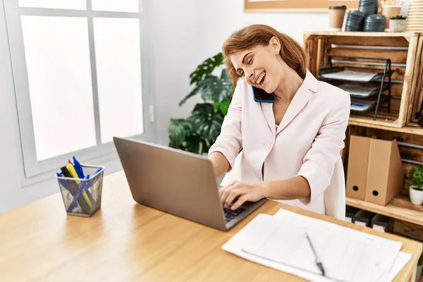 Young Caucasian Businesswoman Talking Smartphone Using Laptop Working Office — Stock Photo, Image