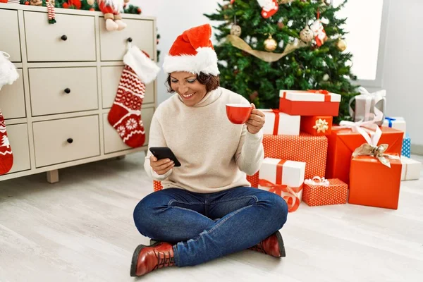 Middle Age Hispanic Woman Using Smartphone Drinking Coffee Sitting Christmas — Stock Photo, Image