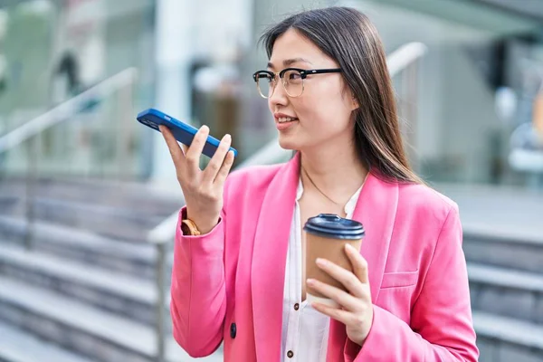 Kinesisk Kvinna Företagare Talar Smartphone Dricka Kaffe Gatan — Stockfoto