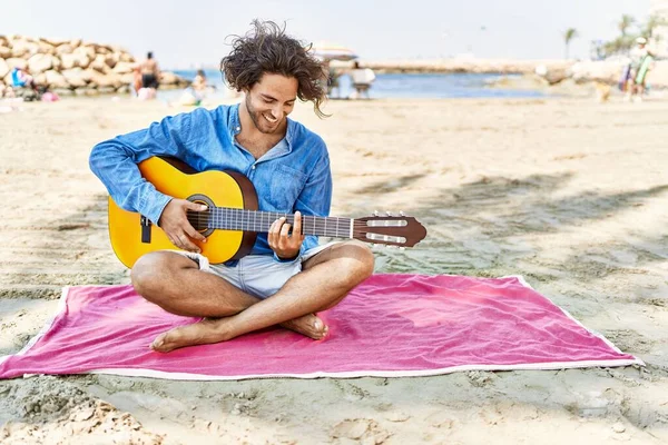 Ung Latinamerikansk Man Spelar Klassisk Gitarr Sittandes Sand Stranden — Stockfoto