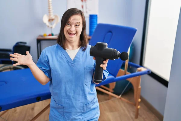 Menina Hispânica Com Síndrome Segurando Arma Muscular Clínica Fisioterapia Celebrando — Fotografia de Stock