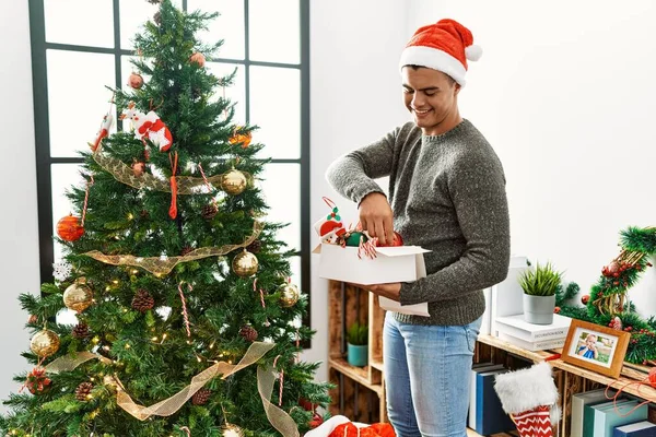 Junger Hispanischer Mann Lächelt Selbstbewusst Weihnachtsbaum Hause Schmücken — Stockfoto