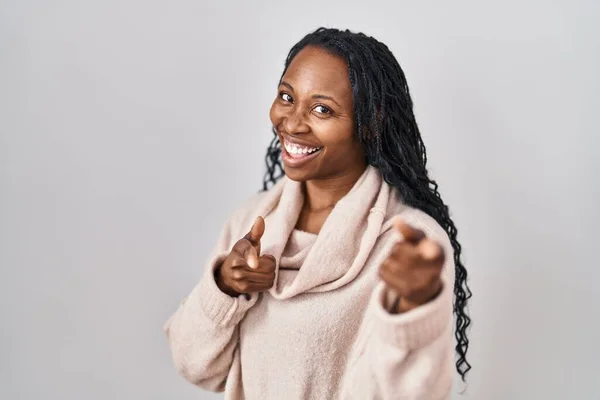 Африканская Женщина Стоящая Белом Фоне Указывает Пальцем Камеру Счастливым Смешным — стоковое фото
