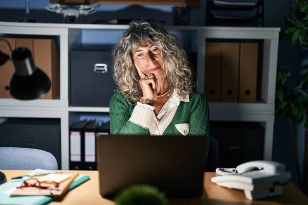 Middelbare Leeftijd Vrouw Nachts Werken Met Behulp Van Computer Laptop — Stockfoto