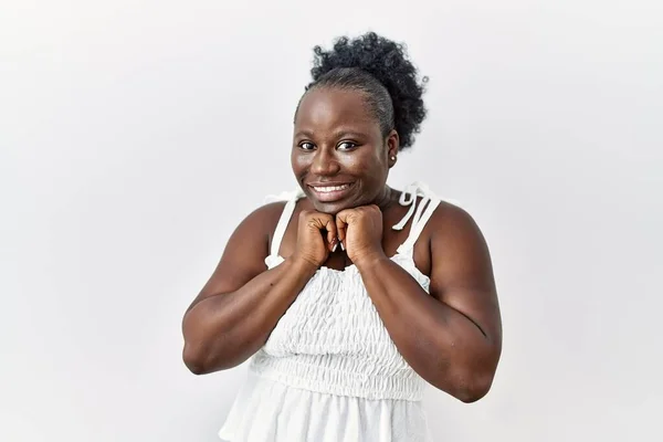 Ung Afrikansk Kvinna Står Över Vit Isolerad Bakgrund Skrattar Nervös — Stockfoto