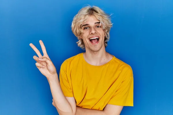 Jovem Homem Moderno Sobre Fundo Azul Sorrindo Com Rosto Feliz — Fotografia de Stock