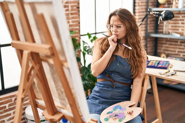Young Beautiful Hispanic Woman Artist Looking Draw Doubt Expression Art — Stock Photo, Image