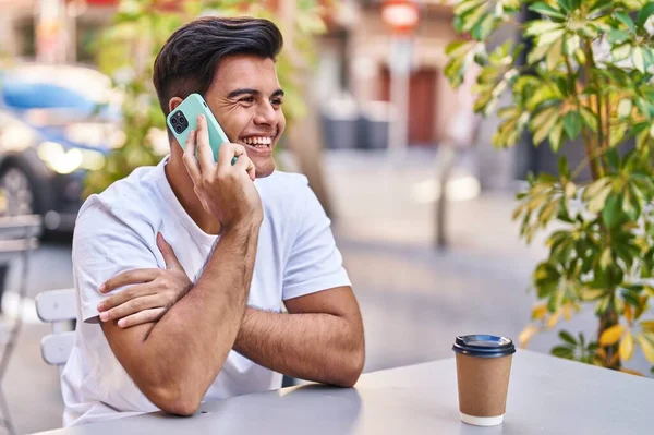 Jovem Hispânico Falando Smartphone Bebendo Café Terraço Cafeteria — Fotografia de Stock