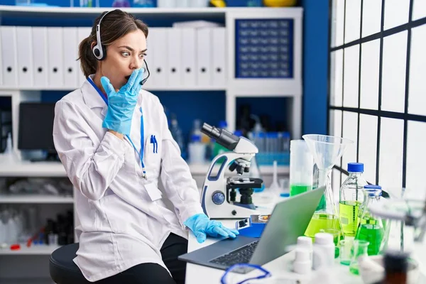 Donna Ispanica Che Lavora Laboratorio Scientifico Coprendo Bocca Con Mano — Foto Stock