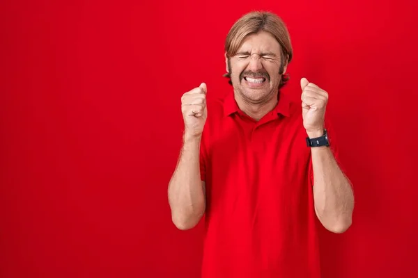 Homem Caucasiano Com Bigode Sobre Fundo Vermelho Animado Para Sucesso — Fotografia de Stock