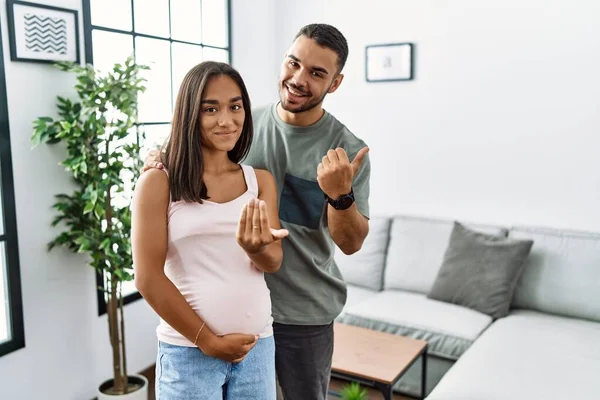 Jong Interraciaal Paar Verwacht Een Baby Aanraken Zwangere Buik Wenken — Stockfoto