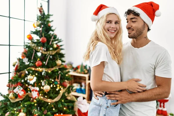 Fiatal Pár Mosolyog Boldog Romantikus Hozzáállás Visel Karácsonyi Kalap Otthon — Stock Fotó