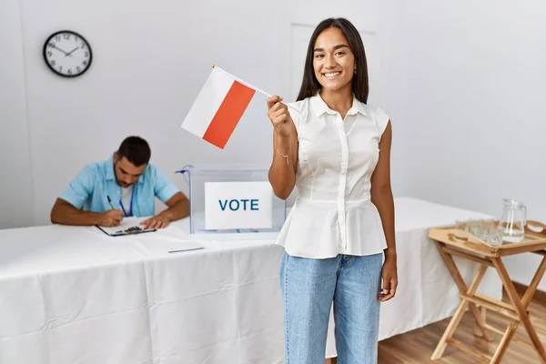 Joven Votante Polaca Sonriendo Feliz Sosteniendo Bandera Polonia Colegio Electoral —  Fotos de Stock