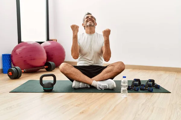 Hombre Hispano Mediana Edad Sentado Alfombra Entrenamiento Gimnasio Muy Feliz —  Fotos de Stock