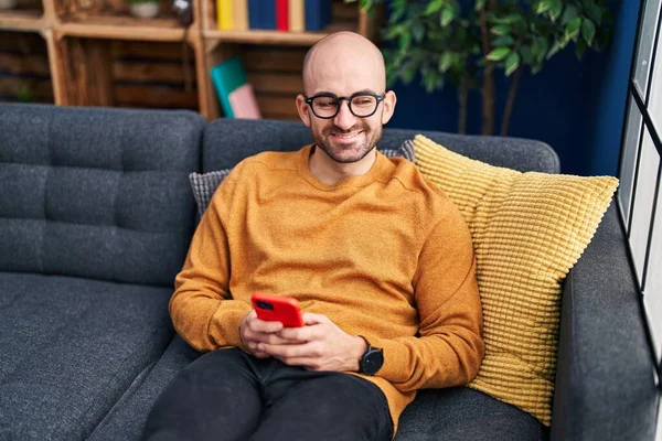 Genç Adam Evde Koltukta Oturan Smartphone Kullanarak — Stok fotoğraf