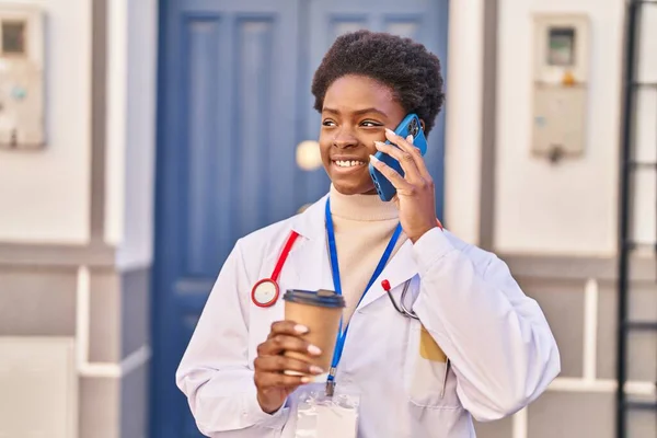 Femme Afro Américaine Portant Uniforme Médecin Parlant Sur Smartphone Buvant — Photo