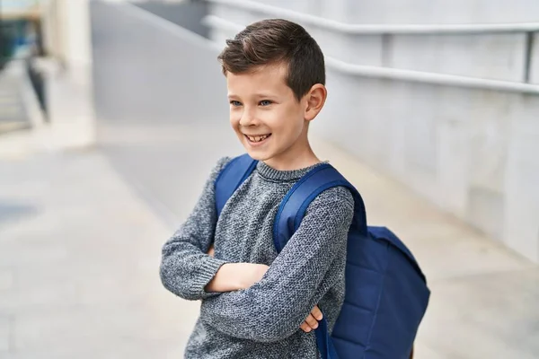 学校で腕交差ジェスチャーと自信満々のブロンド子供の笑顔 — ストック写真