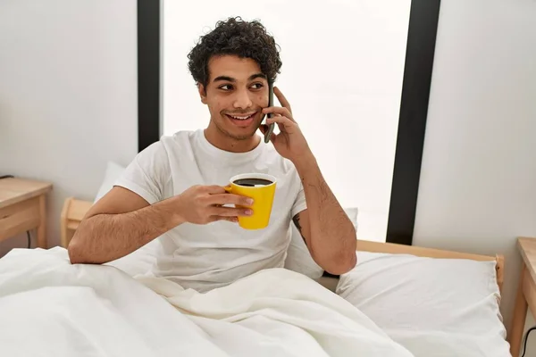 Hombre Hispano Joven Bebiendo Café Hablando Teléfono Inteligente Dormitorio — Foto de Stock