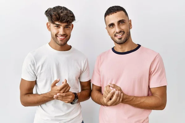 Jong Gay Paar Staande Geïsoleerde Achtergrond Met Handen Bij Elkaar — Stockfoto